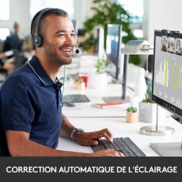 LOGITECH C270 Webcam HD avec microphone - USB (960-001063) - vue correction automatique de l'éclairage