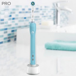 ORAL-B PRO 1 700 Cross Action Brosse à Dents Électrique rechargeable - Blanche et bleue - vue en situation