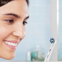 ORAL-B PRO 1 700 Cross Action Brosse à Dents Électrique rechargeable - Blanche et bleue - vue zoom tête