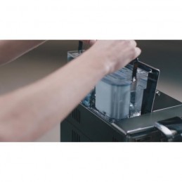 PHILIPS CA6707/10 Kit d'entretien AquaClean pour Machine Espresso - vue extraction réservoir d'eau