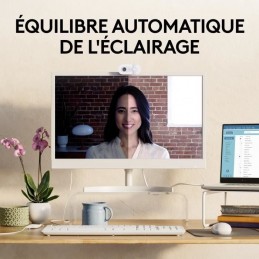 LOGITECH Brio 100 Webcam Full HD 1080p Blanc - Microphone intégré (960-001617) - vue éclairage automatique
