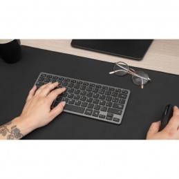 BLUESTORK Clavier TKL Gris et Noir Bluetooth + 2.4Ghz PC AZERTY (KB-MINI-R/FR) - vue en situation