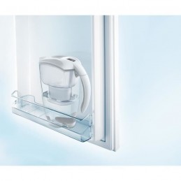 BRITA 1024026 Carafe filtrante ELEMARIS Blanc 2.4L - inclus 1 filtre MAXTRA + - vue en situation porte de frigidaire